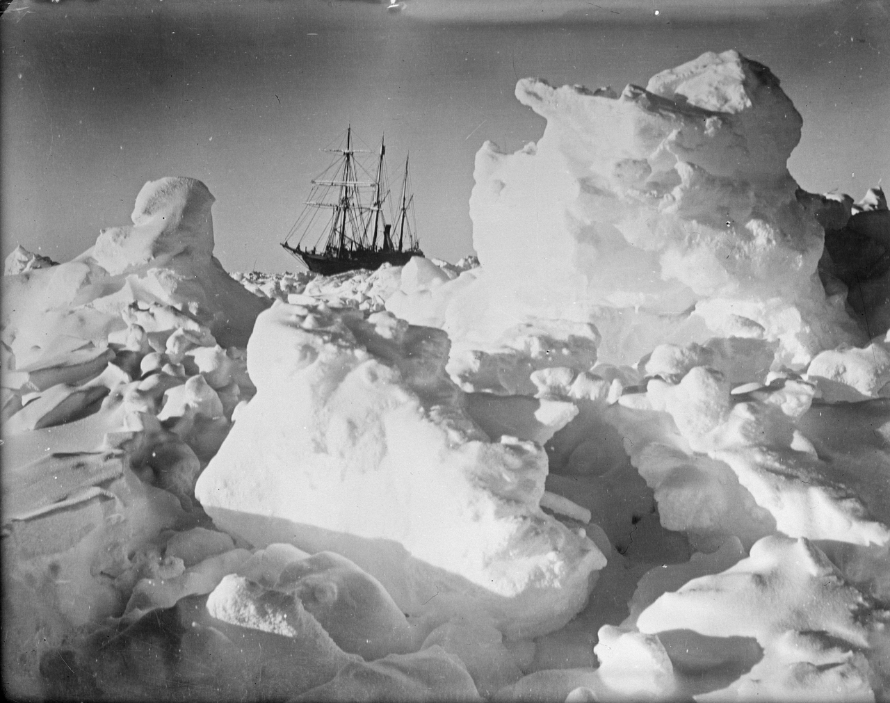 &#039;Endurance&#039; (1912) in the ice